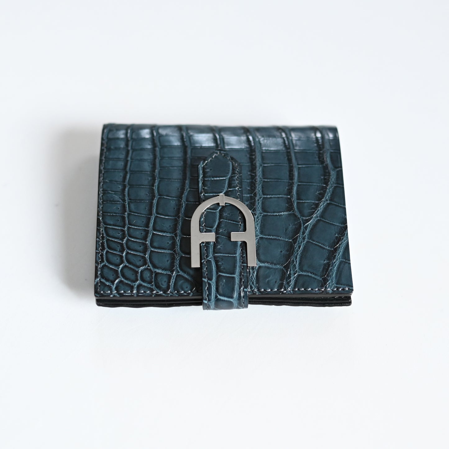 OUTLET《TRIONFAL PATH - TEAL BLUE》クロコダイル ミニマルウォレット